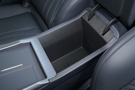 中央扶手箱空间