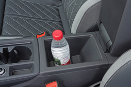 中央扶手箱空间