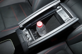 中央扶手箱空间