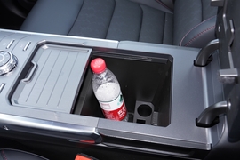 中央扶手箱空间