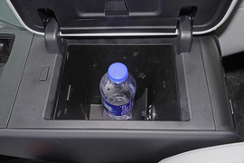 中央扶手箱空间