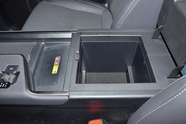 中央扶手箱空间