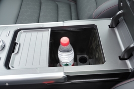 中央扶手箱空间