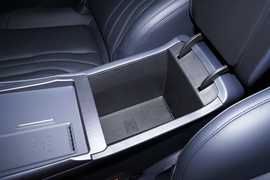 中央扶手箱空间