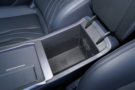 中央扶手箱空间