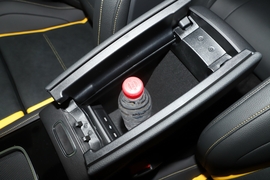 中央扶手箱空间