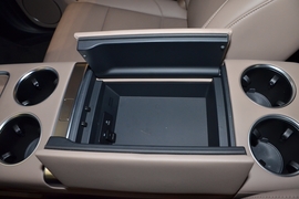 中央扶手箱空间