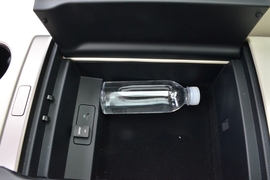 中央扶手箱空间