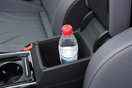 中央扶手箱空间