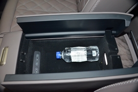 中央扶手箱空间