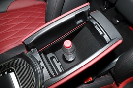 中央扶手箱空间