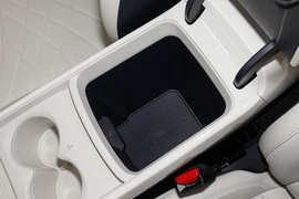 中央扶手箱空间