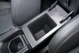 中央扶手箱空间