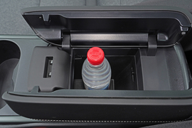 中央扶手箱空间