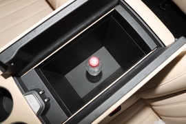 中央扶手箱空间