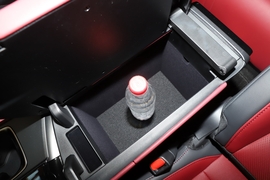 中央扶手箱空间