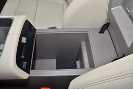 中央扶手箱空间