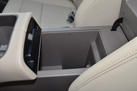 中央扶手箱空间