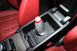 中央扶手箱空间