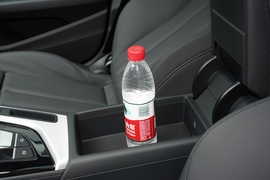 中央扶手箱空间