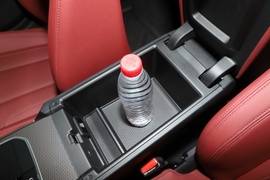 中央扶手箱空间