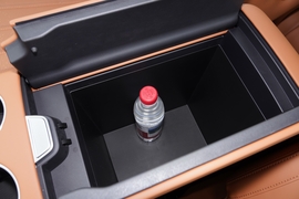 中央扶手箱空间