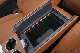 中央扶手箱空间