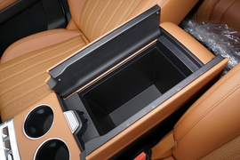 中央扶手箱空间