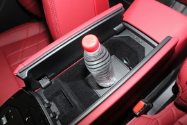 中央扶手箱空间