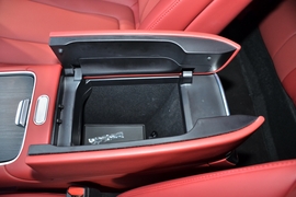 中央扶手箱空间