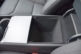 中央扶手箱空间