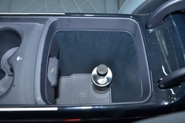 中央扶手箱空间