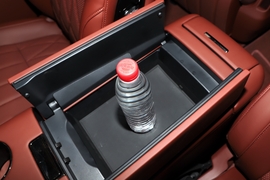 中央扶手箱空间