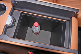 中央扶手箱空间