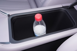 中央扶手箱空间