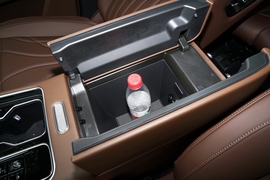 中央扶手箱空间