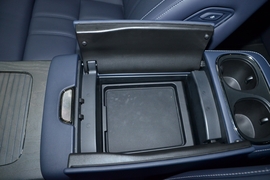 中央扶手箱空间