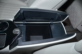 中央扶手箱空间