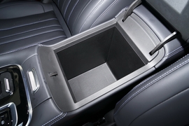 中央扶手箱空间