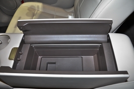 中央扶手箱空间