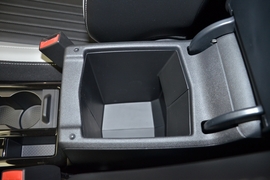 中央扶手箱空间