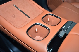 中央扶手箱空间