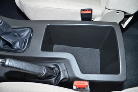 中央扶手箱空间