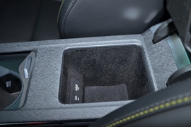 中央扶手箱空间