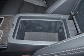 中央扶手箱空间