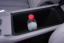 中央扶手箱空间