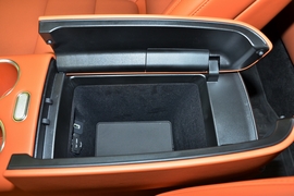 中央扶手箱空间