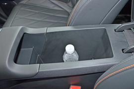 中央扶手箱空间