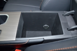 中央扶手箱空间