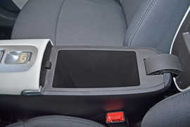 中央扶手箱空间